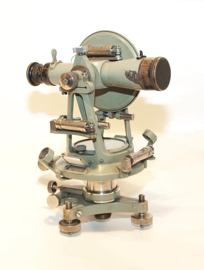 KERN AARAU  THEODOLITE COMPASS SWISS MADE ANTIQUE