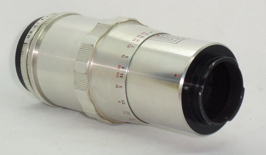 Front view of Carl Zeiss Jena Triotar 135mm f/4 Red T lens – Exakta mount
